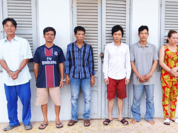 Nhóm lắc tài xỉu dùng ghế đánh công an