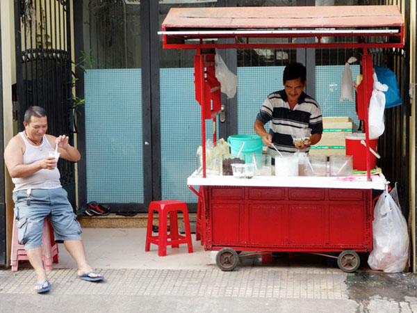 Sự thật sau tin đồn ông Tư "chảnh nhất Sài Gòn" bị thu xe chè vì lấn vỉa hè, rúm ró ngồi bán rong
