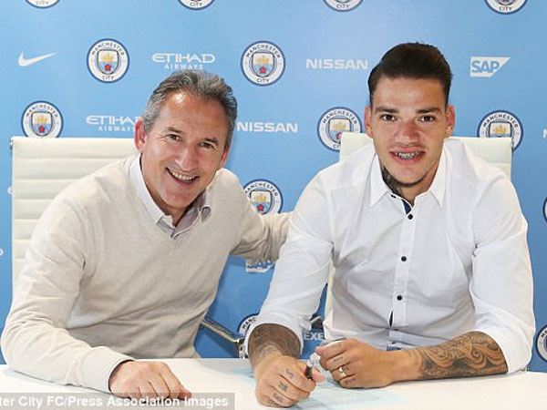 Thủ môn đắt giá thứ nhì thế giới đã cập bến Man City