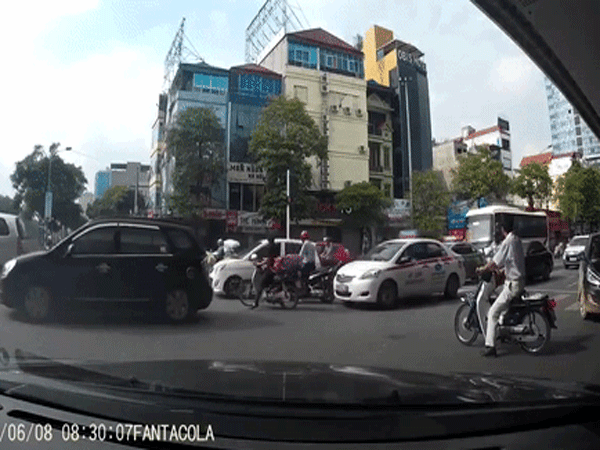 Hành động trả đũa của người đàn ông sau khi vượt đèn đỏ khiến người xem bức xúc