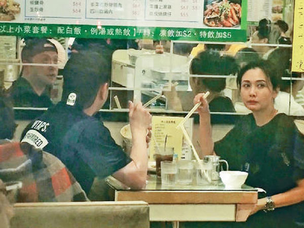 Lấy chồng tỷ phú, "bom sex Hong Kong" vẫn thích ăn quán bình dân