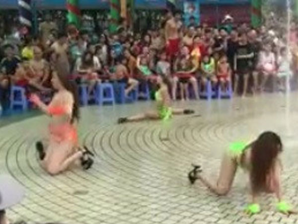 Mặc bikini nhảy phản cảm đang trở thành trào lưu trong giới trẻ?