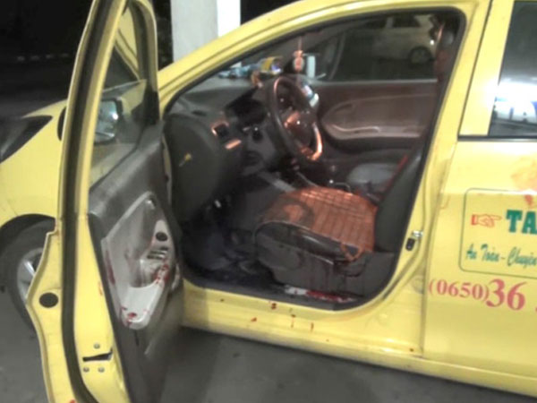 Tài xế taxi bị cướp đâm, cố lái xe về bệnh viện trước khi hôn mê sâu