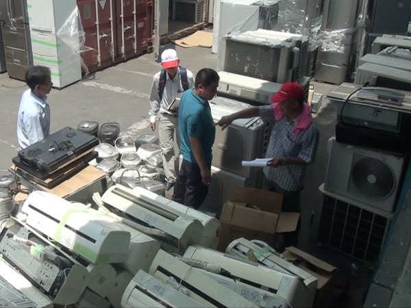 Thêm container hàng điện tử nhập lậu khai báo là rổ nhựa
