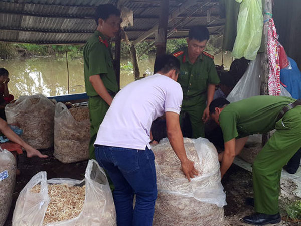 Bắt quả tang vụ dùng hóa chất tẩy trắng 200kg bắp chuối