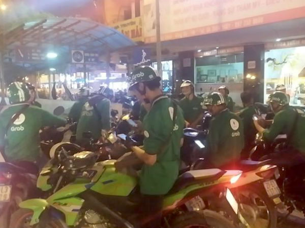 Lái xe GrabBike bị đánh, đồng nghiệp lập hội tìm thủ phạm để "trả đũa"