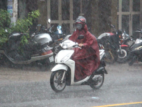 Mưa như trút nước tại nhiều quận, huyện ở Sài Gòn