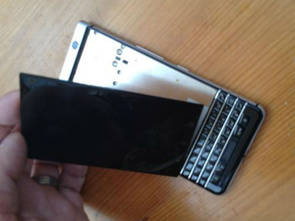 Nghi vấn màn hình của BlackBerry KeyOne dễ bị bung nắp