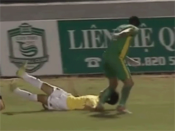 Tuyển thủ U20 Việt Nam bị giẫm đạp ở V-League