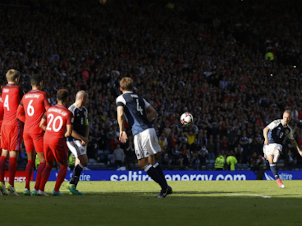 Harry Kane cứu tuyển Anh thoát thua vào phút bù giờ