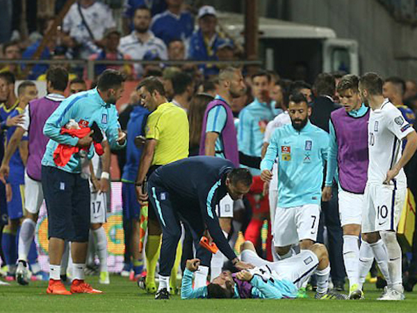 SỐC!!! HLV Bosnia lên gối, đấm gãy răng cầu thủ Hy Lạp tại VL World Cup 2018