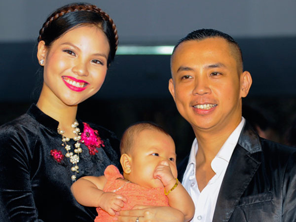 Vợ Chí Anh cổ vũ chồng biểu diễn cùng Khánh Thi