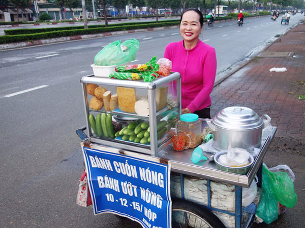 Chị bán bánh ướt lề đường dễ thương nhất Sài Gòn: "Buồn hay vui cũng hết một ngày, thôi chọn vui cho sướng"