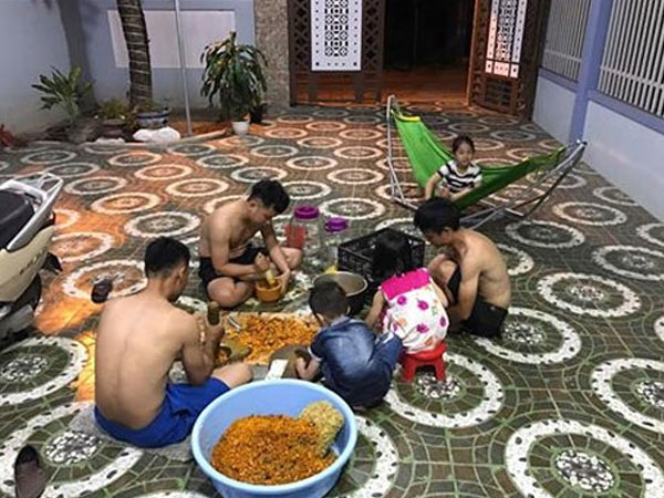 Chiều 2 bà bầu, đại gia đình 10 người từ nam giới đến trẻ em cùng làm rượu gừng nghệ