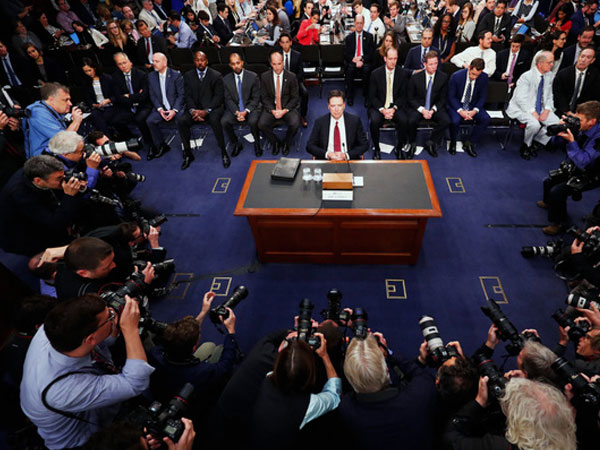 Chuyện về bức ảnh đặc biệt "gây bão" trong phiên điều trần cựu Giám đốc FBI James Comey