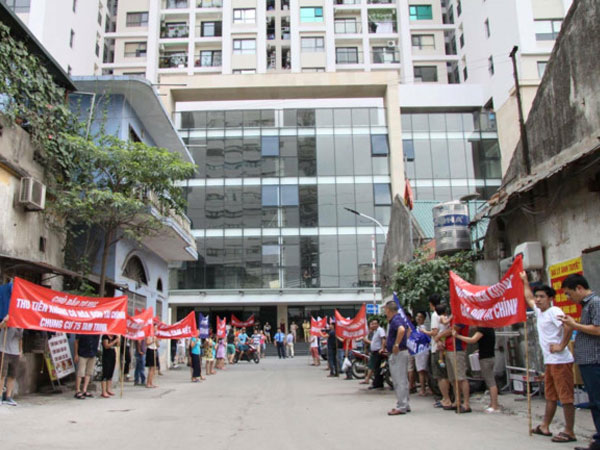 Dân chung cư ở Hà Nội lại căng băng rôn phản đối chủ đầu tư