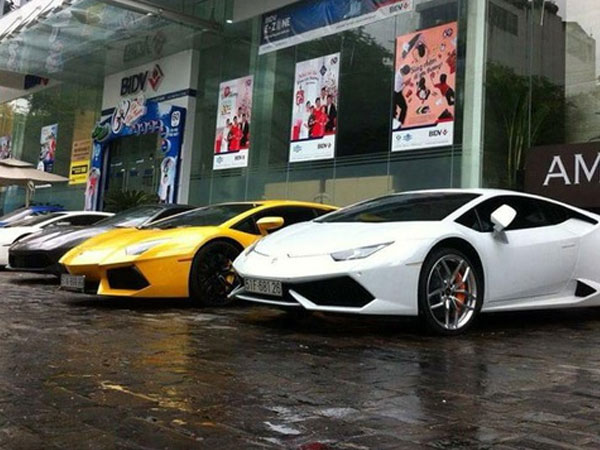 Ferrari 488 GTB của Cường "Đô-la" dạo phố cùng các siêu xe của đại gia Sài thành