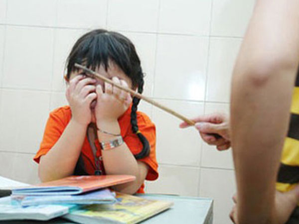Giáo viên phạt học sinh nhổ nước bọt vào mặt nhau vì không hoàn thành bài tập