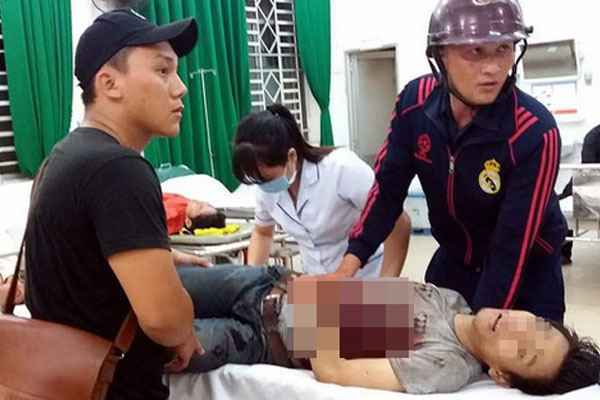 Hai thanh niên thoi thóp kêu cứu trên quốc lộ