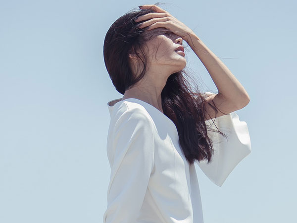 Không cần biết có nắng hay không, cứ dùng điện thoại là phải bôi kem chống nắng ngay lập tức!