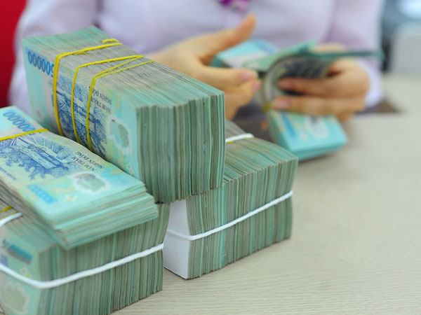 Ngân hàng tăng lãi suất huy động vốn trung dài hạn