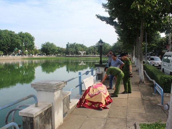 Phát hiện người đàn ông tử vong bất thường trên ghế đá công viên
