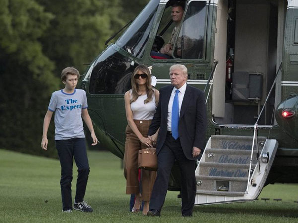 Quý tử nhà Trump cùng mẹ dọn đến Nhà Trắng