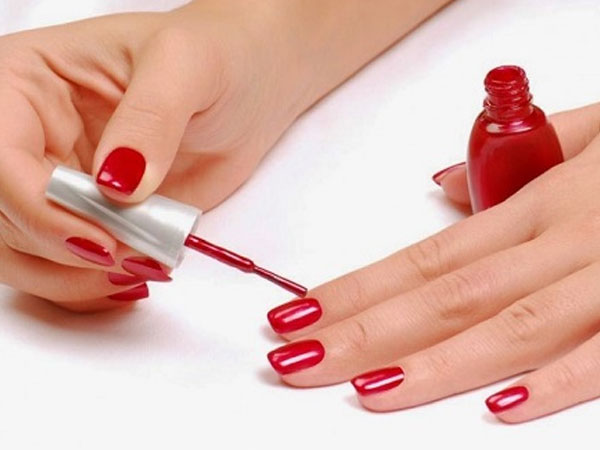 Sơn móng tay làm đẹp, người phụ nữ có nguy cơ bong toàn bộ móng tay
