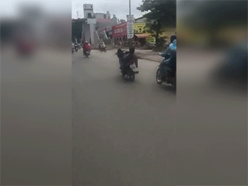 Video: Nam thanh niên nằm ngửa lái xe như diễn xiếc trên phố Hà Nội