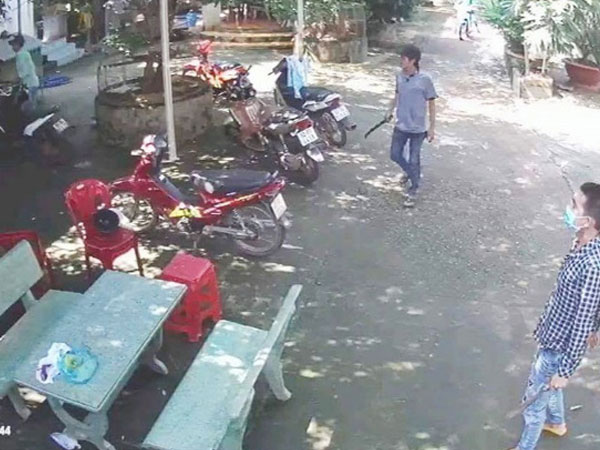 6 thanh niên xông vào quán karaoke chém chủ quán