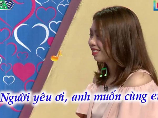 Chàng trai ôm chầm ấy Quyền Linh vì tỏ tình bạn gái thành công