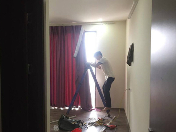Chủ nhà Hà Nội ngỡ ngàng phát hiện thợ lắp rèm vào nhầm nhà mình