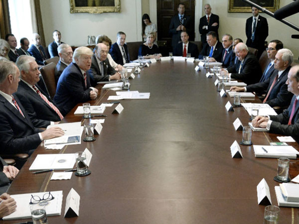 Cuộc họp nội các kỳ lạ của Tổng thống Trump