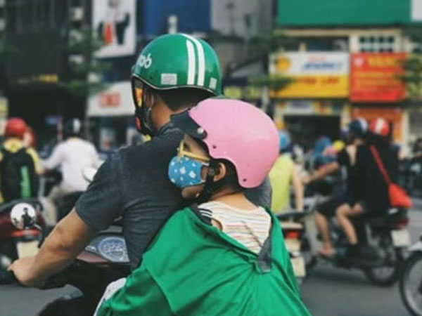 Khoảnh khắc đẹp của người cha lái xe ôm giữa ngày hè