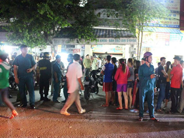Mở cửa phòng, chị chết lặng khi thấy em gái treo cổ