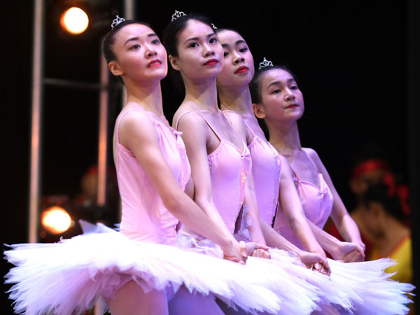 Nữ sinh trường múa bật khóc sau màn trình diễn tốt nghiệp