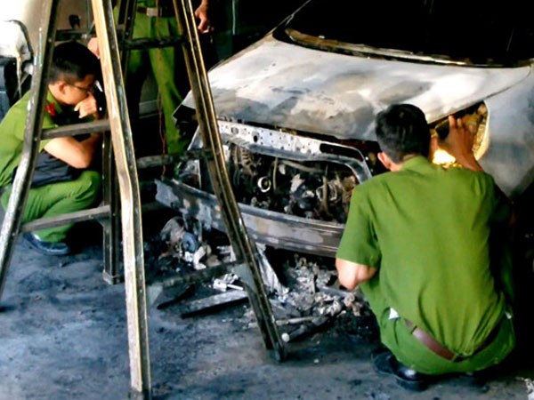 Ô tô đậu trong quán lẩu bốc cháy lúc rạng sáng