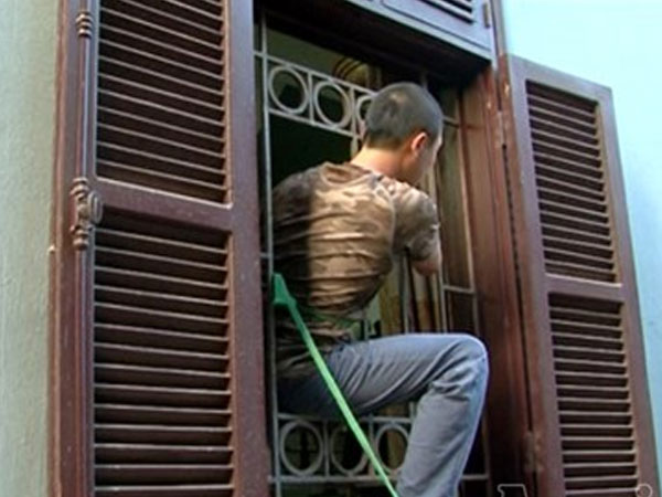 Rạng sáng, cắt chấn song sắt đột nhập trộm cắp tài sản