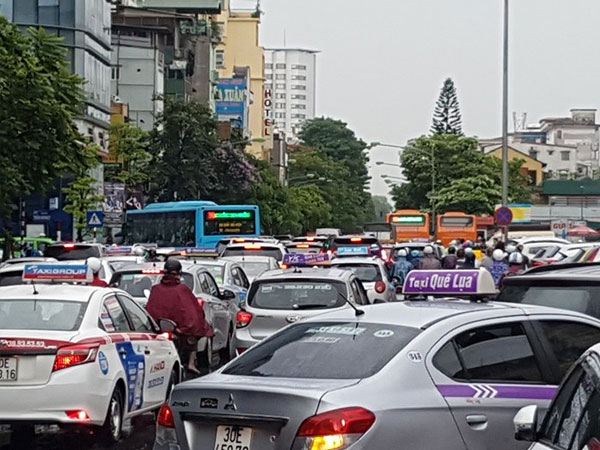Sau mưa ngập, Hà Nội tắc nhiều ngả