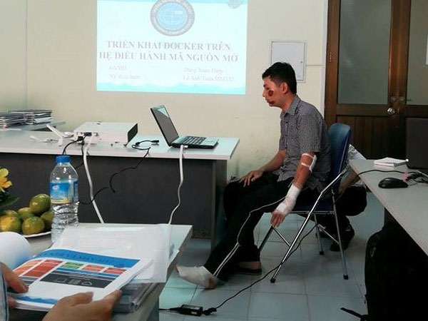 9X bị băng bó chân tay vẫn cố gắng bảo vệ đồ án tốt nghiệp