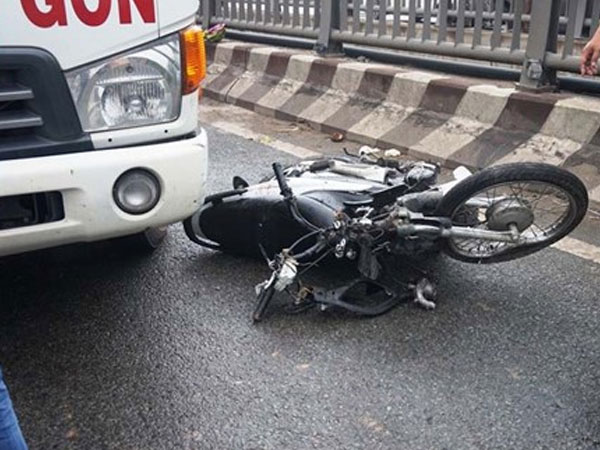 Bị xe ben tông trực diện kéo lê 20m, người đàn ông tử vong