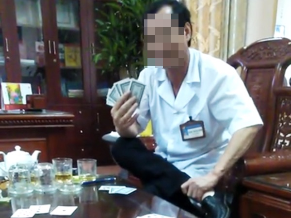 Giám đốc bệnh viện đánh bài ăn tiền bị cảnh cáo