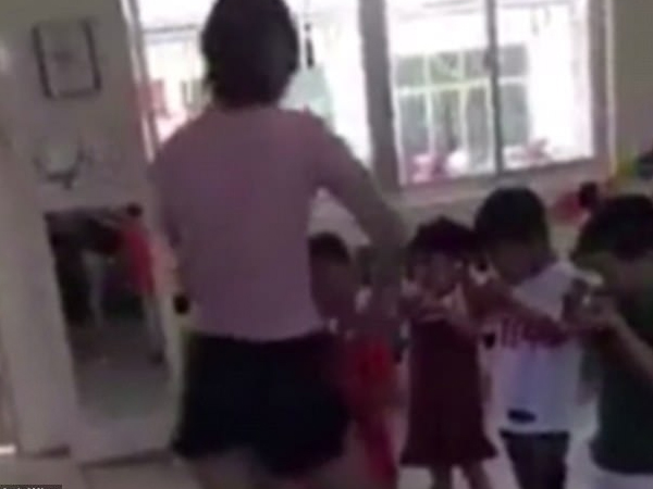 Không chịu ăn cơm, bé mầm non bị cô giáo quấn băng dính quanh miệng