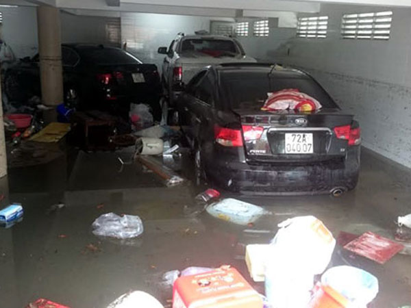 Nhiều ôtô, xe máy trong hầm bị nhấn chìm sau mưa ở Vũng Tàu