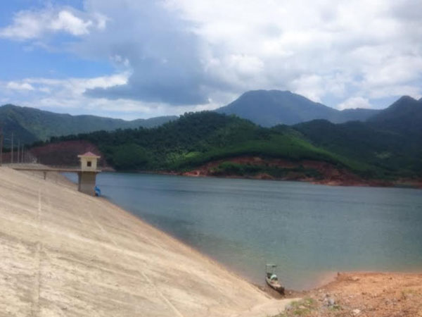 Rò rỉ ở chân đập hồ thủy lợi khiến hàng trăm hộ dân lo lắng
