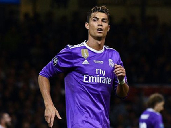 Ronaldo trước nguy cơ tù mọt gông vì trốn thuế