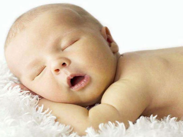 4 tật xấu khi ngủ khiến trẻ sơ sinh dễ méo đầu, vẹo cổ mà chưa mẹ nào biết