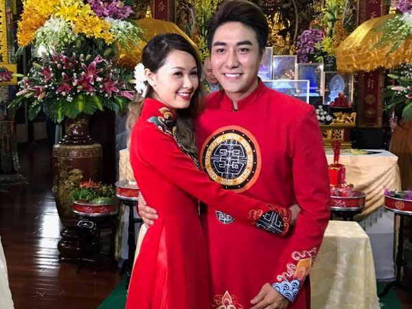 Ca sĩ Huy Nam nhóm La Thăng bất ngờ cưới vợ