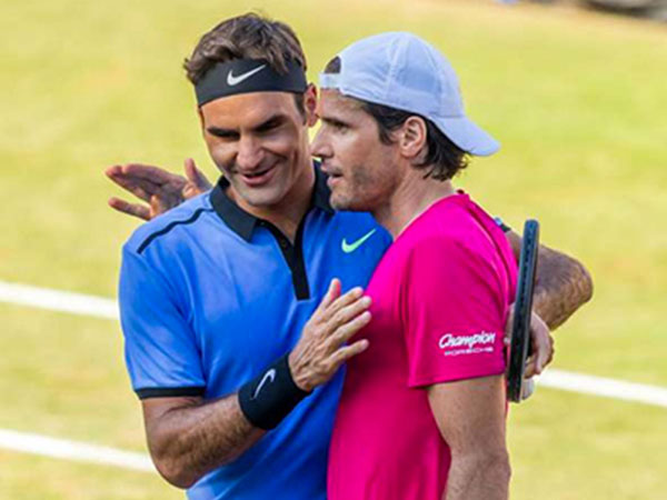 Federer thua sốc trong ngày tái xuất