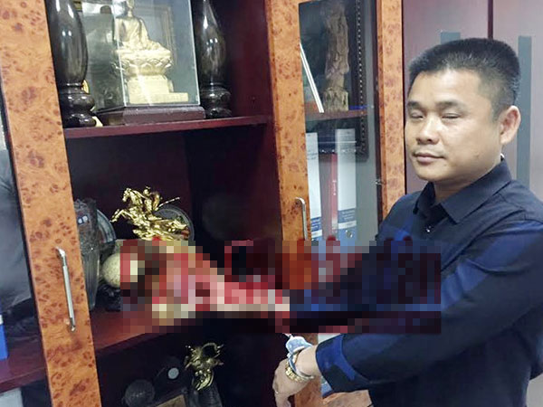 Giám đốc chi nhánh ngân hàng ép người tình của vợ chặt đốt ngón tay